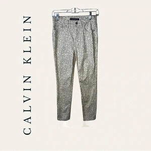 0196W. CALVIN KELIN DENIM JEANS CREAM IN COLOR LEOPARD PRINT SIZE‎ 26 SKINNY FIT